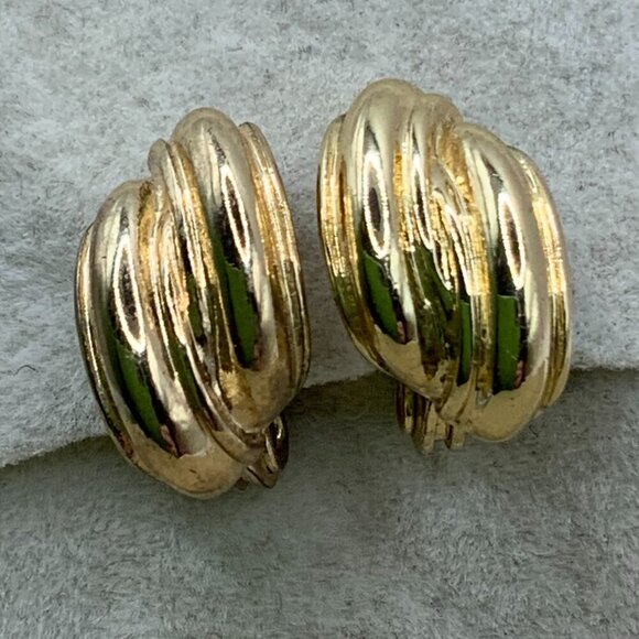 HMN Vintage Shell Crescent Gold Tone Clipped Earrings - Picture 1 of 6